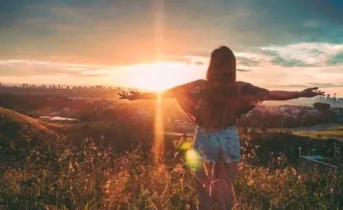 值得|女儿问:“爸我长得好看不?” 这个父亲的回答值得爸妈们学习