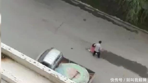 抢劫|男子对女学生割喉抢劫，围观群众选择漠视，无人上前制止