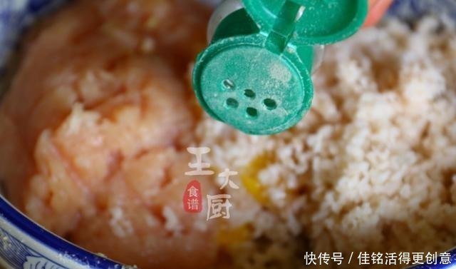 弹牙|莲藕肉丸子汤,丸子爽滑弹牙,汤水清淡鲜香,是你喜欢的味道