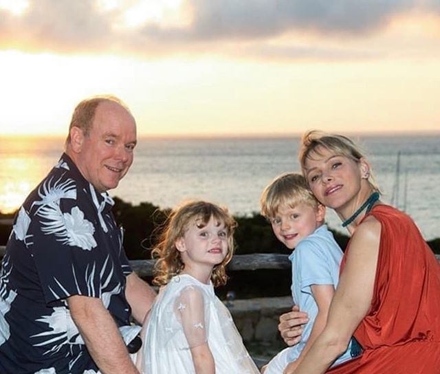 摩纳哥|62岁摩纳哥亲王结婚9周年娇妻美艳绝伦,龙凤胎王子公主萌翻天