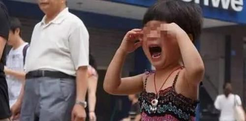  走散|小女孩与爸爸在商场走散，民警询问爸爸名字，听到回答忍不住笑了