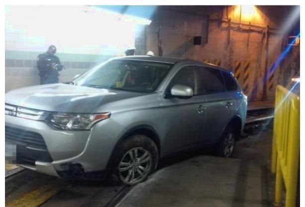 导航|女司机跟着导航认真开车,结果进了电轨道差点酿大祸