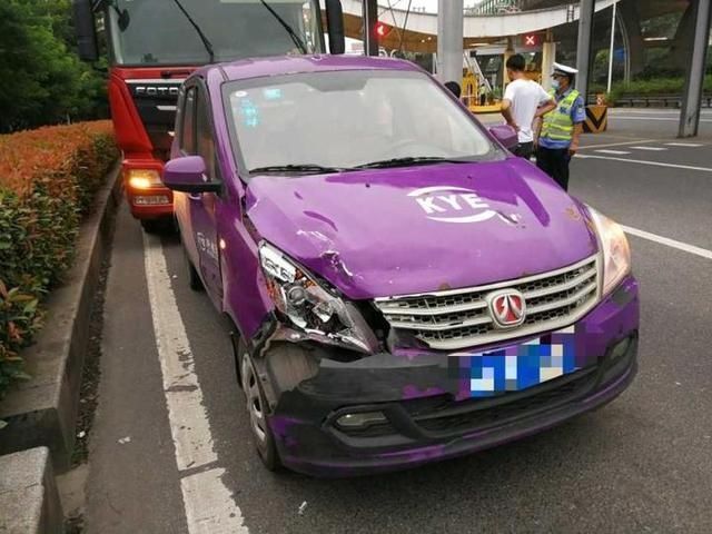 水泥板|一脚急刹车,天降“巨物”横扫高速,六辆车被砸中