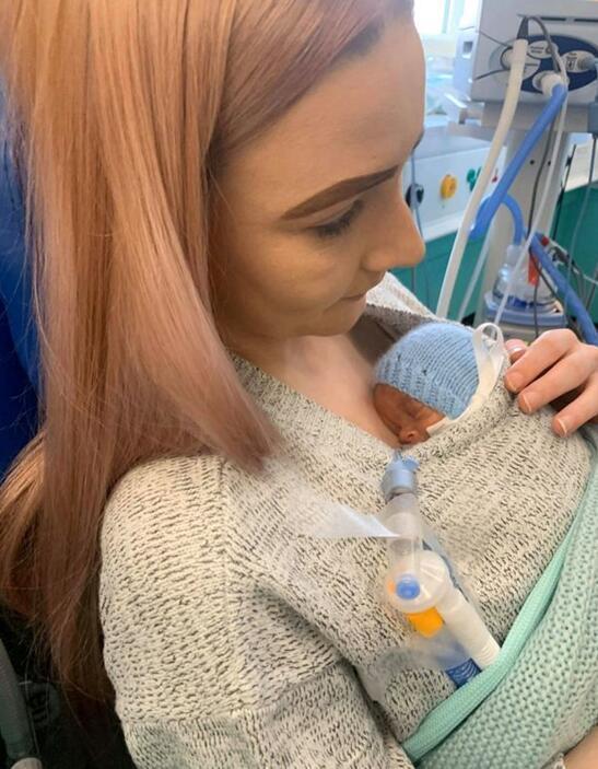  回家|女子生下0.9斤婴儿都以为活不久，后经历12次手术已出院回家