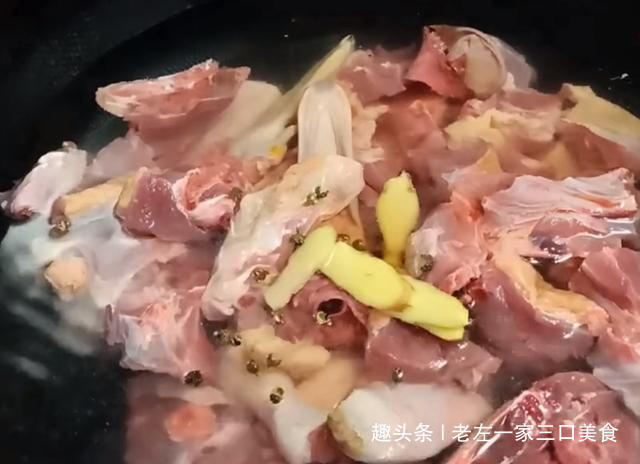 鸭肉|鸭子最美味的川味做法,一次烧一大盘,鸭肉香辣爽口好吃