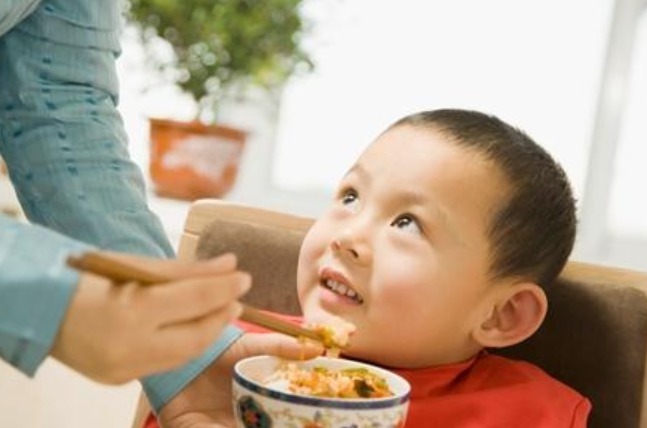  咳嗽|孩子咳嗽发烧时，宁可饿着也不要吃4种食物，家长要记牢