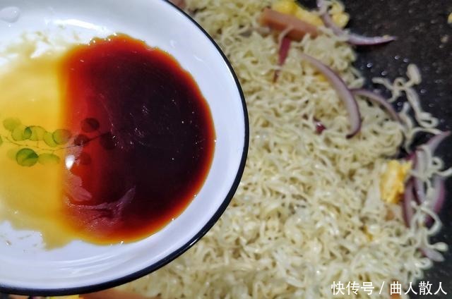 无聊|在家宅着无聊,炒个方便面解决一日三餐,美味营养,比做凉皮省事