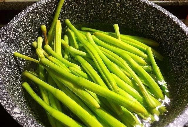 食物|吃这7类食物必须先焯水,很多人一直吃错了,别等生病了再改正