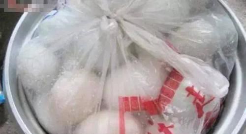 咸鸭蛋|腌鸭蛋时,别只会加白酒和食盐多加一点它,蛋黄个个起沙流大油