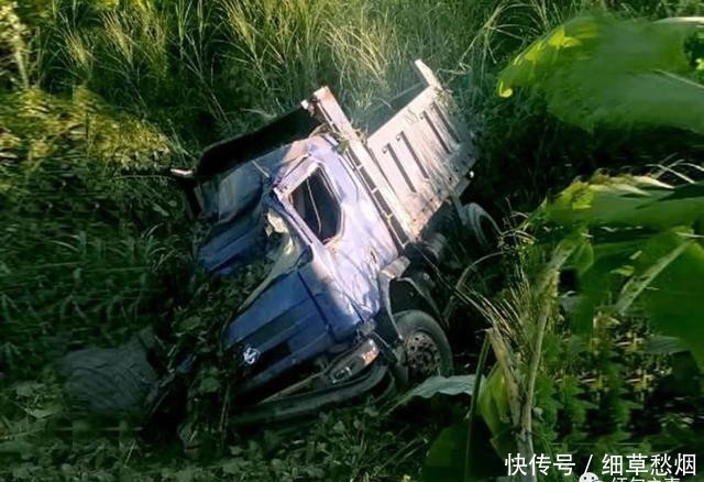  失控|缅甸大其力-勐撒公路上，一辆车失控翻车，造成1死1伤