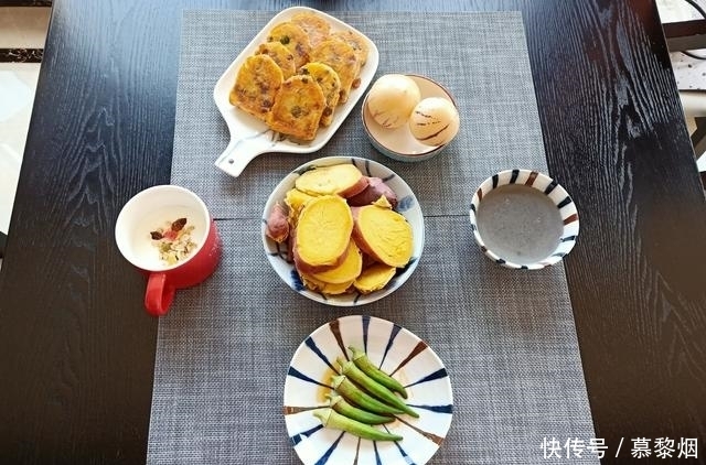 生活|老两口的极简早餐,10分钟上桌,价格不贵吃得舒服,生活美如诗