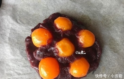 筋面粉|一斤多重的月饼有六个蛋黄,没等回油,就被抢走吃掉,有那么馋吗