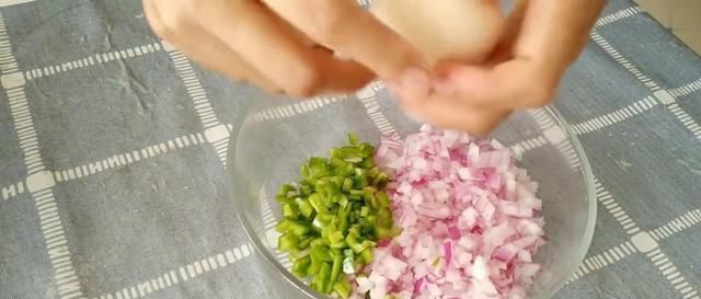  费劲|洋葱和鸡蛋做早餐饼，做法简单不费劲，味道也是不一般