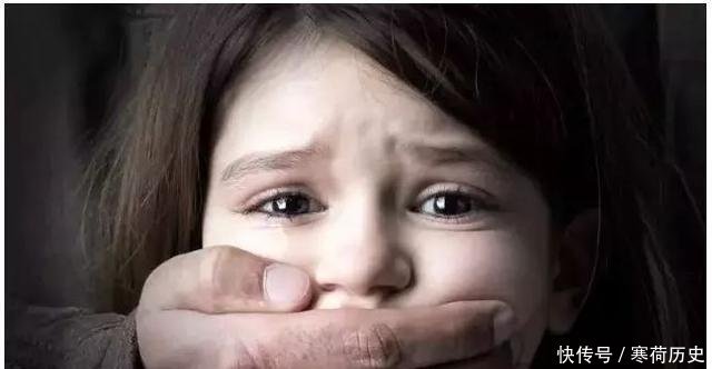 上车时|人贩子强拉你上车时,大喊大叫根本没用,学会这两招你想走都难