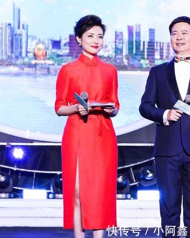 设计|周涛终于穿旗袍裙了，大红色旗袍连衣裙配低盘发，气场开挂了
