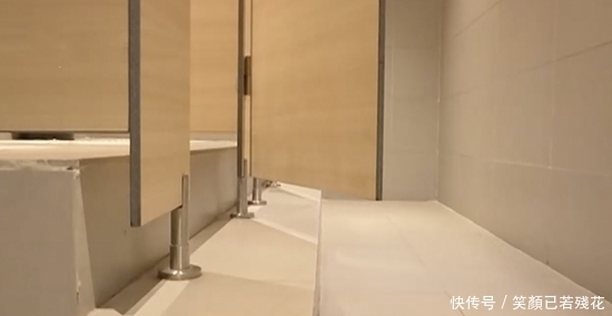 女子|女子上厕所,突然门缝伸出一双手,女子假装报警后,男子逃跑