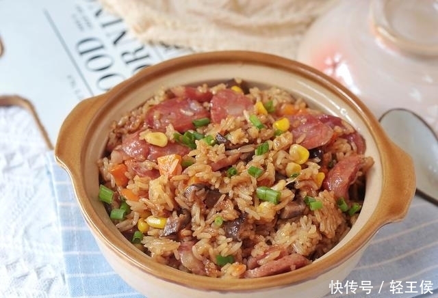 腊肠焖饭|天冷米饭最爱此样做,饭菜一锅端,热乎乎香喷喷,营养好吃又省事