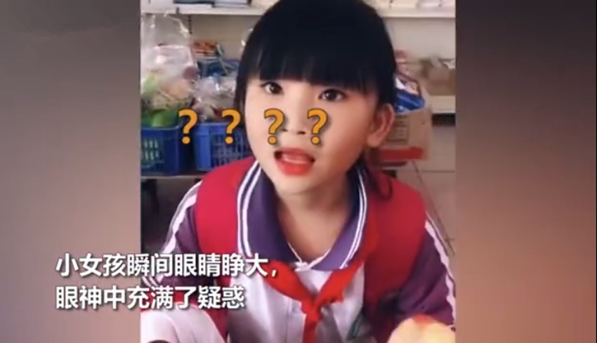 瞬间|小女孩校门外买零食偶遇妈妈,眼神瞬间变疑惑,网友:这是心虚了