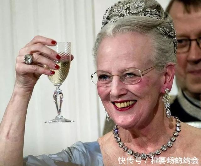 女王|丹麦女王迎来80岁生日!一袭紫裙太优雅,儿孙变保镖守护女王