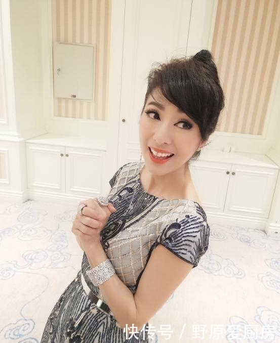 终于|63岁赵雅芝和62岁米雪同穿连衣裙，终于知道少女感和年龄无关