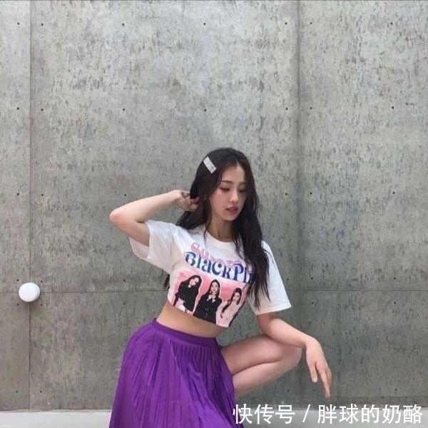  中裙|虞书欣的衣品又提升了，黑色宽松中裙慵懒随性，既显贵气又显气质