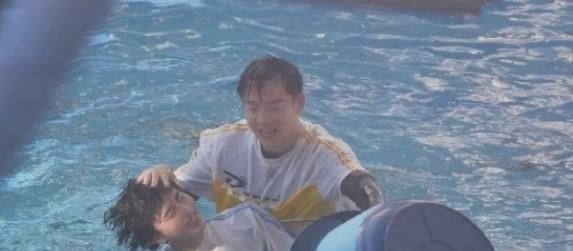 郑恺|蔡徐坤被郑恺按到水里,看到因遇水而“脱妆”的脸,这谁扛得住?