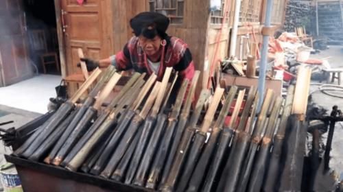 特别|广西大妈卖“竹筒”小吃,15元一根,以为烤甘蔗,掰开后连吃十根