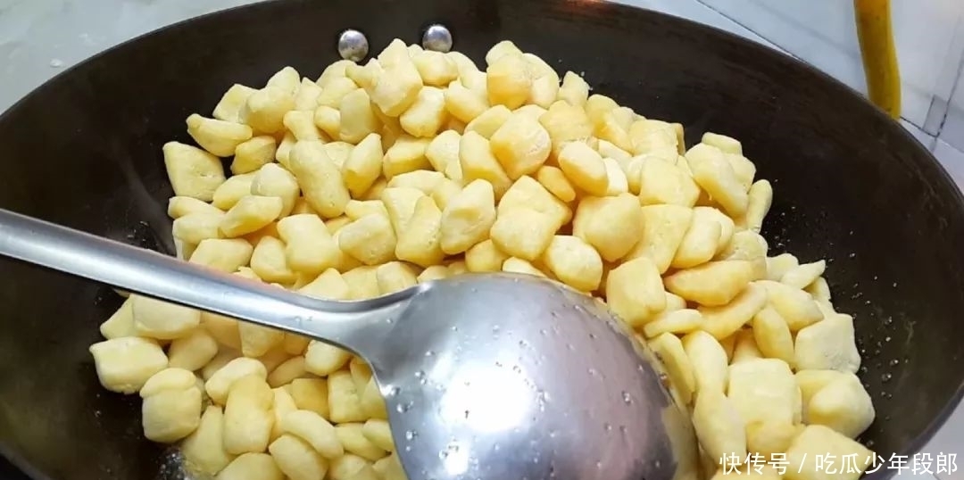 零食|5个鸡蛋,1斤面粉,锅里一炒,做出创意小零食,比蛋糕好吃十倍