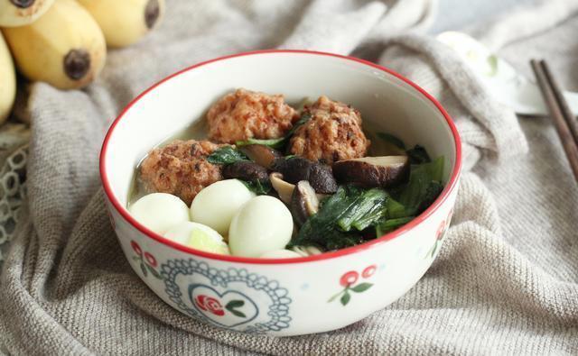  小青菜|鲜香鹌鹑蛋肉圆香菇青菜面，荤素搭配，十分好吃，热乎乎暖胃！