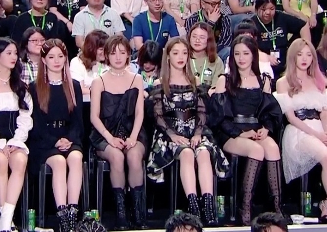 芭蕾舞者|硬糖少女坐姿nene坐着犯困,赵粤不敢动,张艺凡不愧是芭蕾舞者