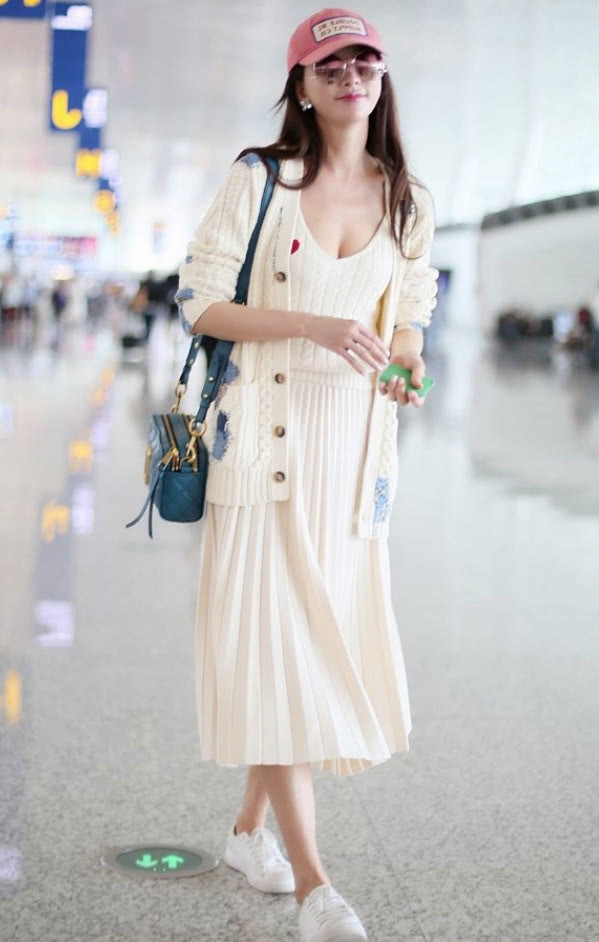  让林志玲|林志玲机场露面好大胆！故意不扣纽扣秀身材，日本老公也不管管