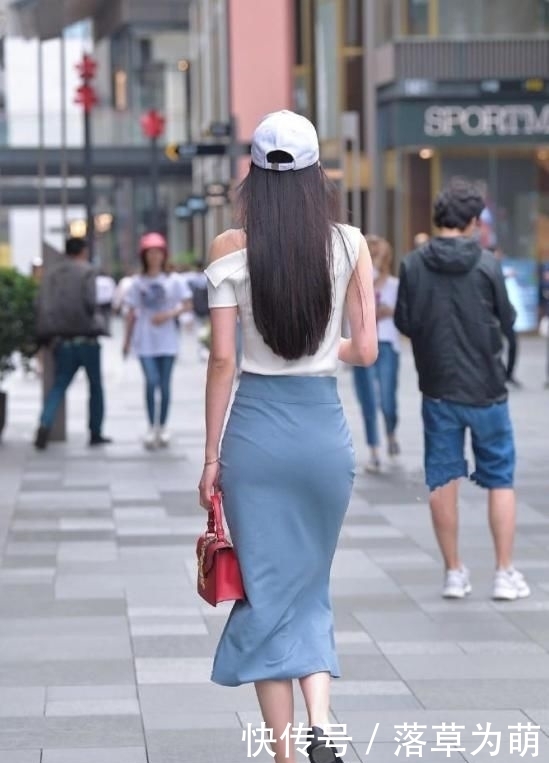  穿搭风格|气质美女，边玩手机边走路，摔倒就糗大了
