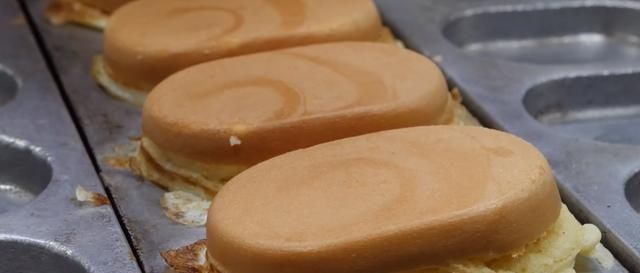 分量|大姐街头卖“煎蛋糕”小吃,分量足味道好,6块就能管饱