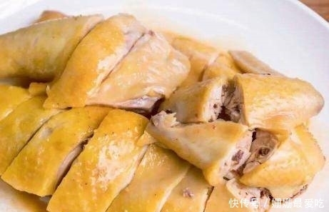  粤菜|粤菜大厨透露白切鸡做法，掌握3点小技巧，鸡肉鲜嫩多汁皮爽滑