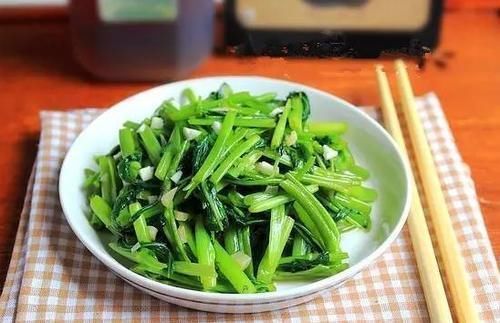 保证|炒空心菜，易发黑还出水大厨教你一招，保证绿油油的，还不出水