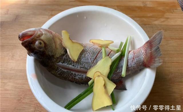 千万别|煎鱼千万别直接下锅,多加这一步既不粘锅也不破皮,好看又好吃