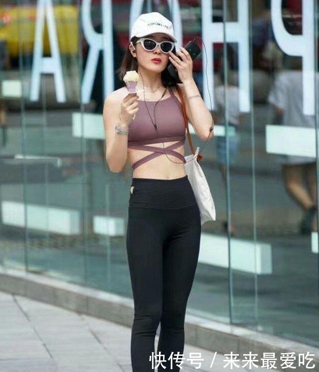 美女|路人街拍,美女颜值美丽,穿搭很时尚,满满的都市女郎风采!