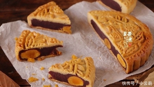  筋面粉|一斤多重的月饼有六个蛋黄，没等回油，就被抢走吃掉，有那么馋吗