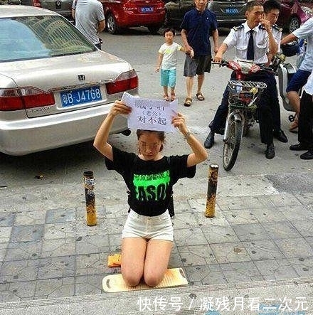 屁股|妹子，都说了老虎的屁股摸不得，你的胆子也真是够大的了，厉害了