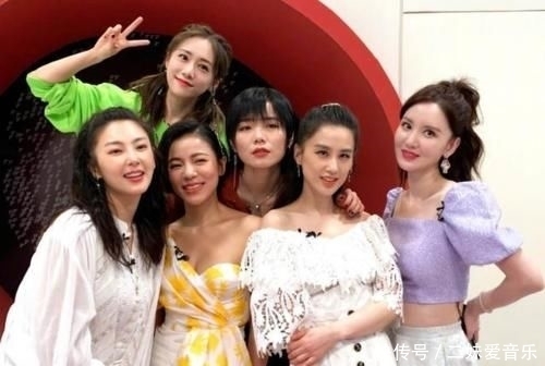  真情流露|《乘风破浪的姐姐》淘汰赛，万茜是真情流露，黄圣依被吐槽假哭？