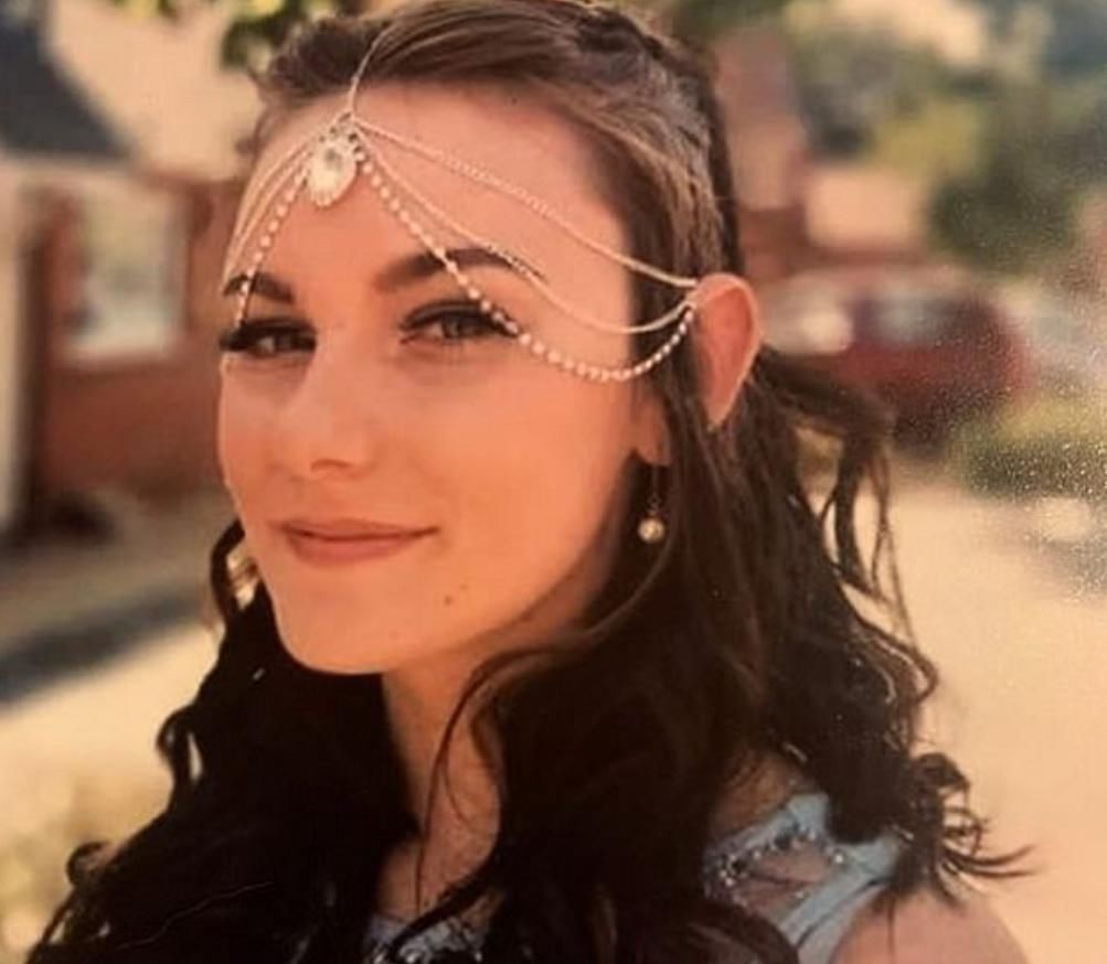  卡西女士|16岁美少女在表姐夫妇家借住时神秘失踪，两周后尸体出现在树林