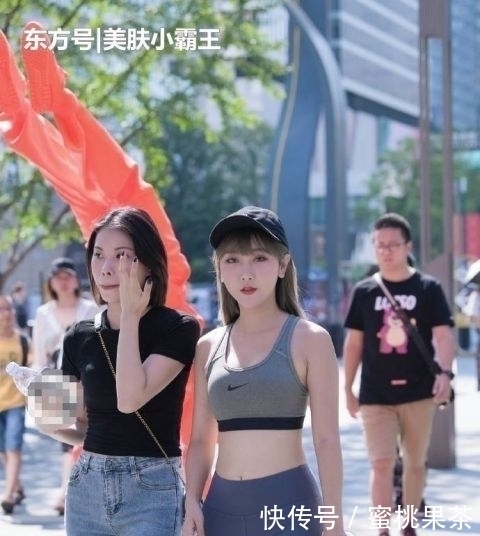 姑娘|街拍:清新淡雅的打底裤姑娘,身材紧致匀称,特别有魅力!