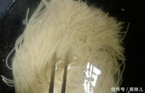  面条|煮面条时，开水下锅是大忌，大厨教你“秘诀”，面条劲道不结坨！