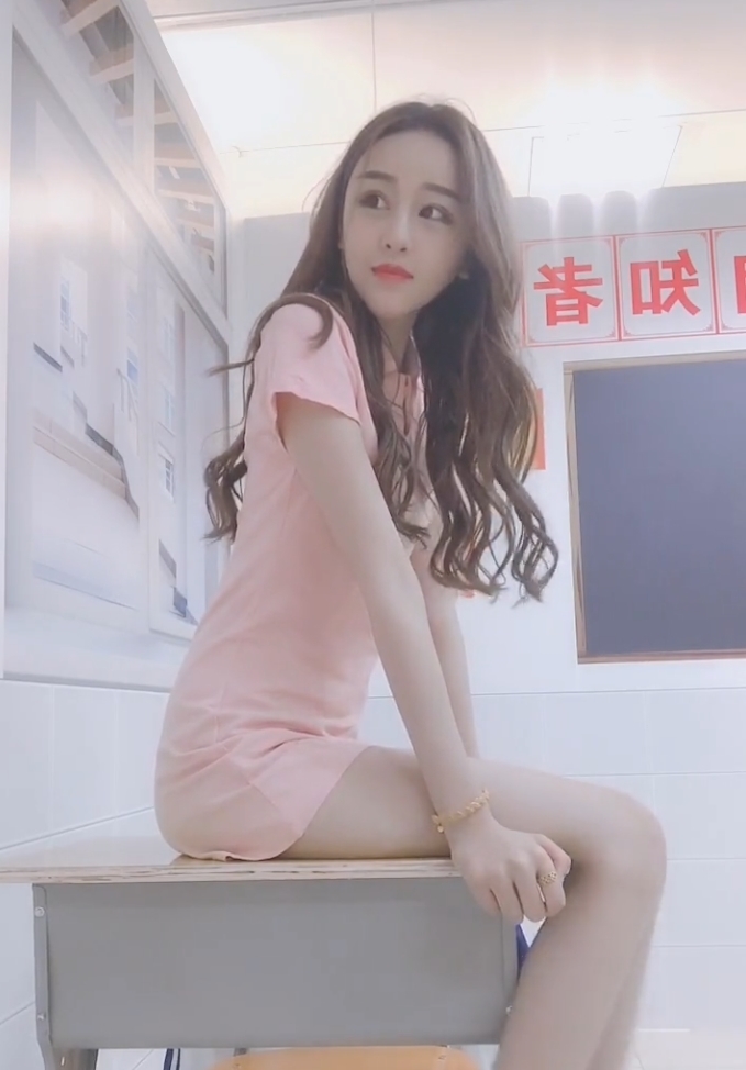 没直|你的腿是很白也没直,但请你穿好校服行吗?