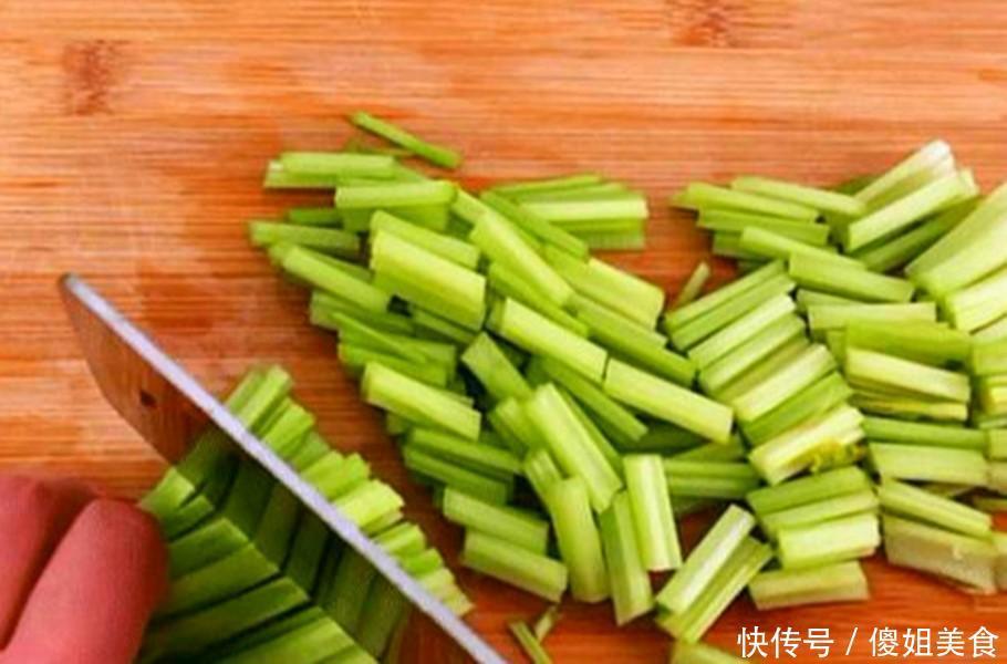 木耳|芹菜和它是绝配,比炒肉更香,我家一周3次吃不够,太香了