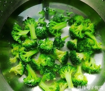 升级|#一道菜表白豆果美食# 水煮西兰花再升级，低脂少油更鲜美