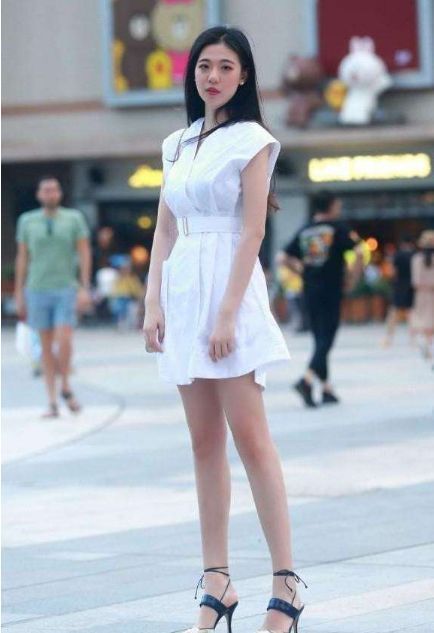 小姐姐|街拍:风姿绰约的白色装美女,身材高挑轮廓好,彰显十足女性魅力