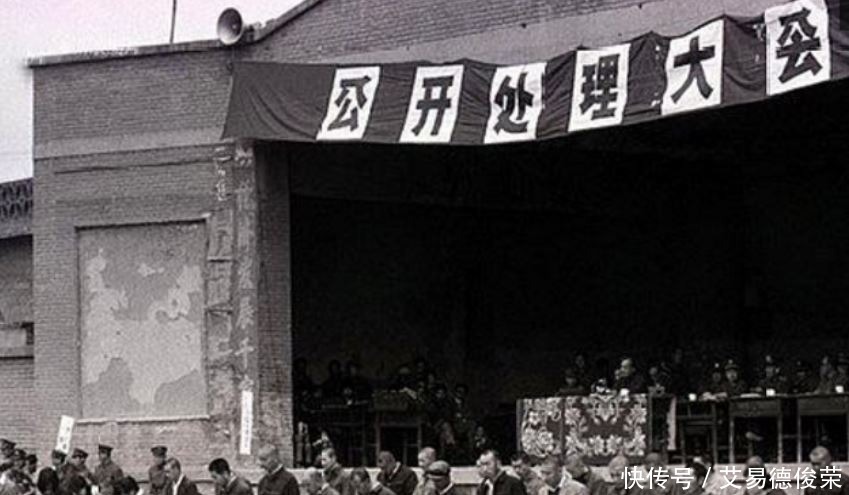  老照片|80年代严打老照片：强奸犯挂牌子游街示众，女犯人被公审