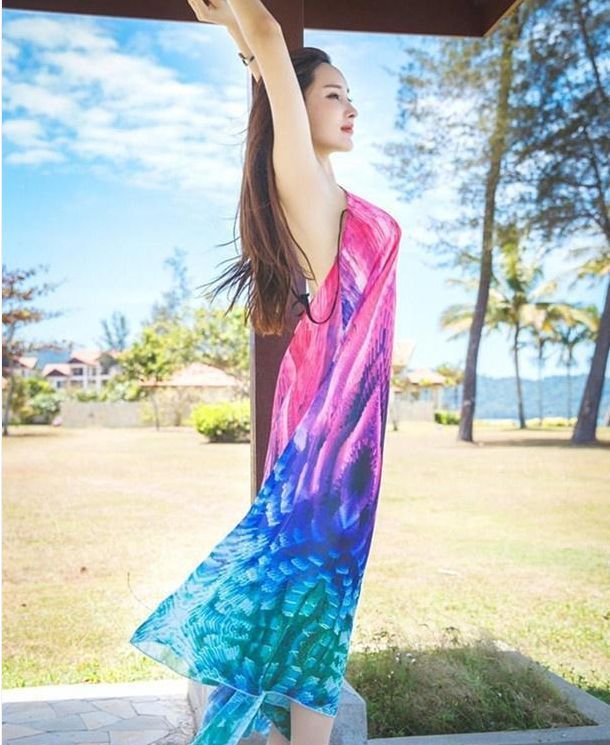 轻抚|街拍:美女一指轻抚下巴,脸上露出微微的笑容,女神范十足