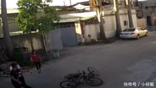  挥伞|大妈逆行撞车挥伞打人被反殴，受伤住进医院，家属：他下手那么重